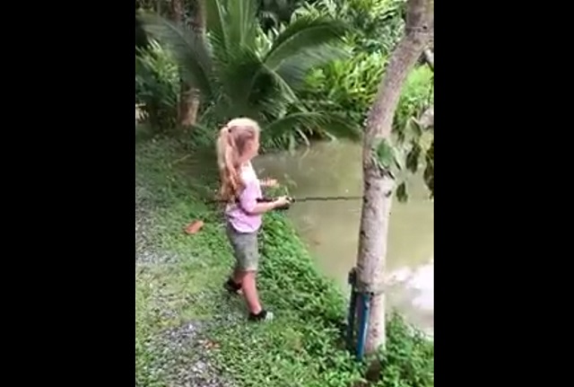 Девочка рыбачит