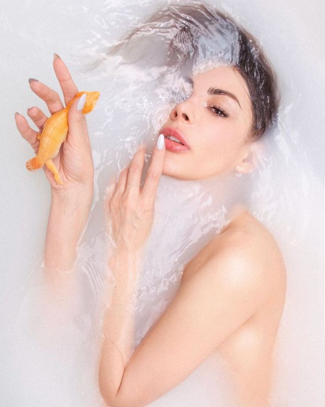 Обнаженная Ника Вайпер в фотосессии в ванной