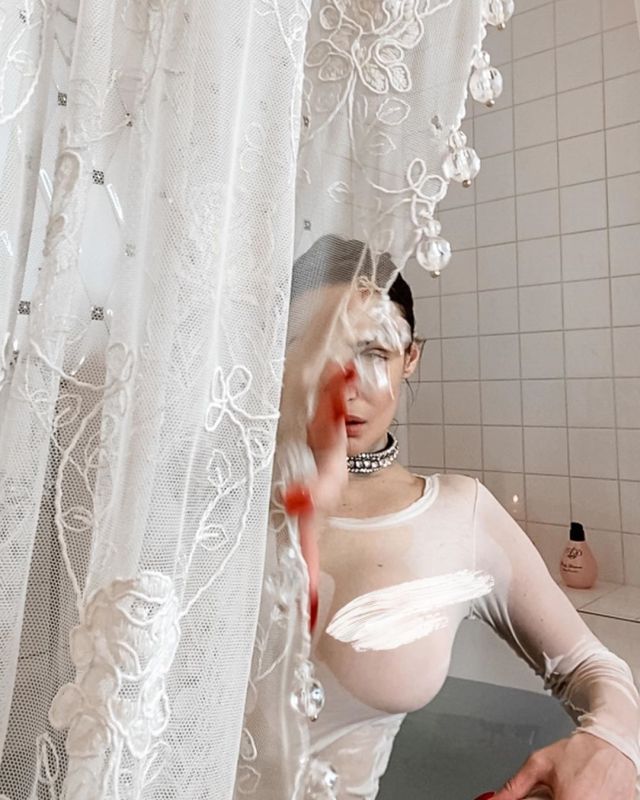 Алена Водонаева приняла участие в горячей онлайн-фотосессии в ванной