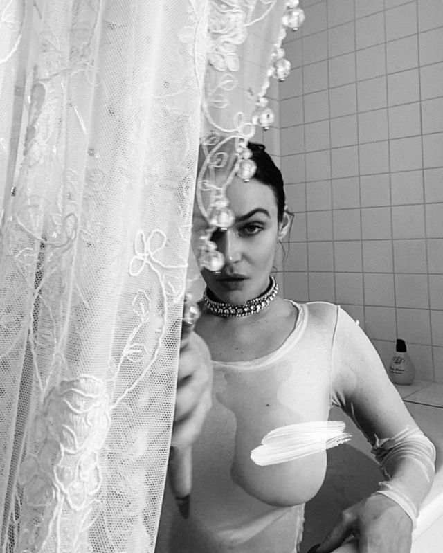 Алена Водонаева приняла участие в горячей онлайн-фотосессии в ванной