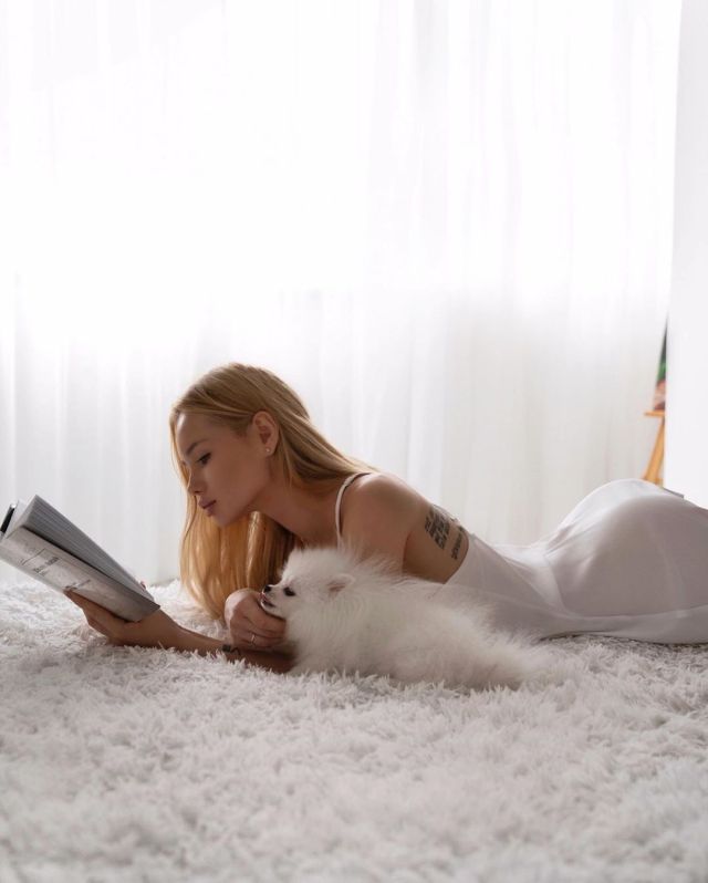 Оля Абрамович читает на кровати