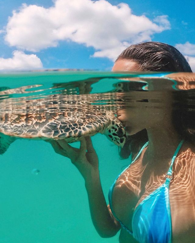 Анюта Рай в нежной фотосессии с черепахой