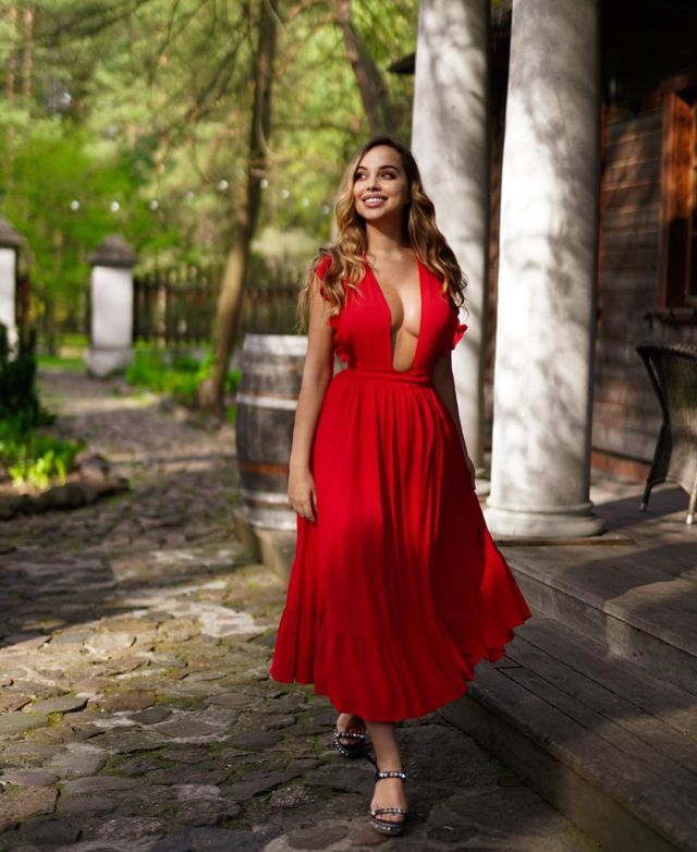 Вероника Белик в красном платье