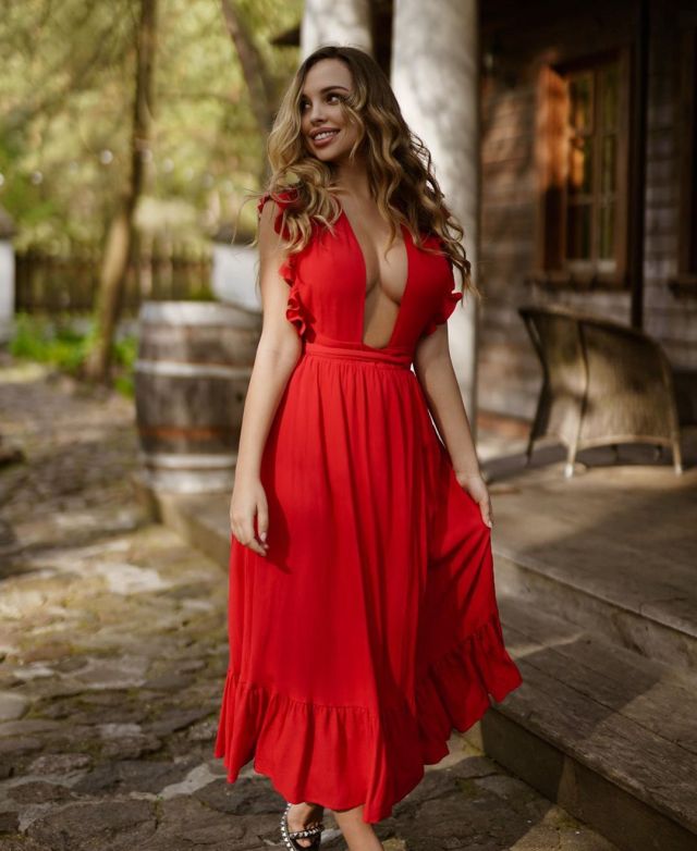 Вероника Белик в красном платье