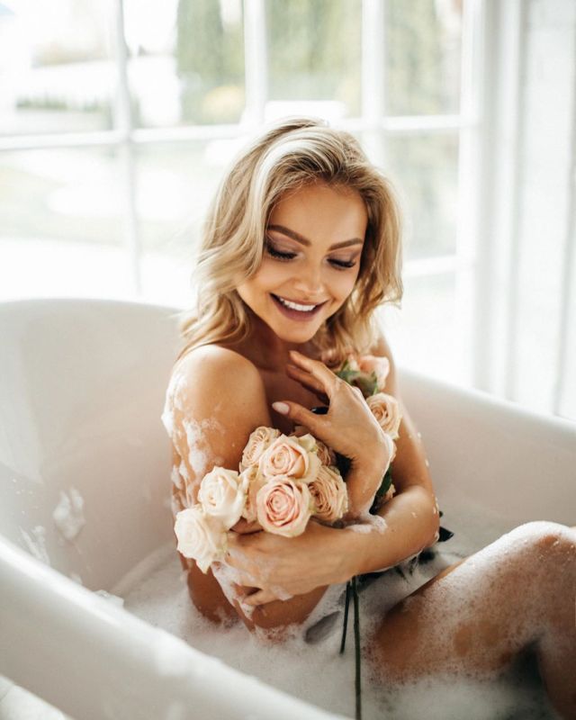 Екатерина Коба в сексуальной фотосессии в ванной