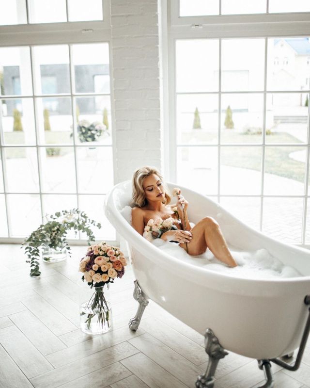 Екатерина Коба в сексуальной фотосессии в ванной