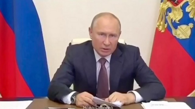 Владимир Путин на связи с чиновниками
