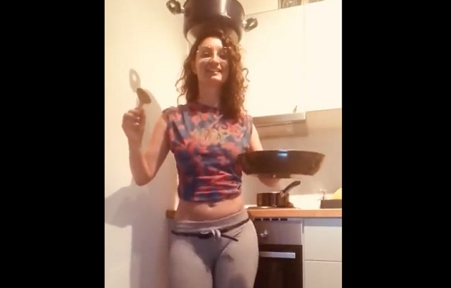 Девушка готовит и танцует