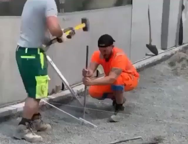 строители