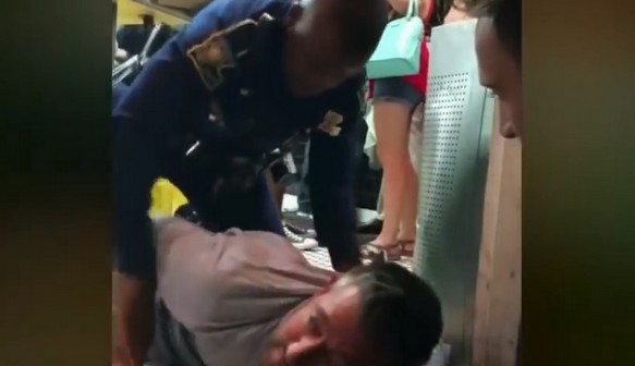 Обратная сторона медали: полицейский-афроамериканец жестко поступил с белым мужчиной