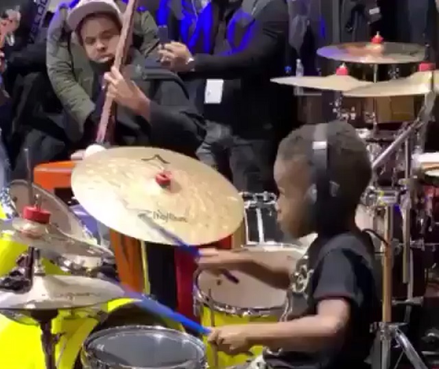 ребенок за барабанами