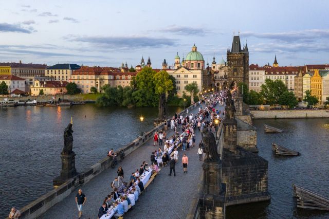 Пир на Карловом мосту в Праге