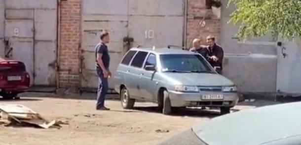 Взятого в заложники в Полтаве полицейского обменяли на начальника областного уголовного розыска (3 фото)