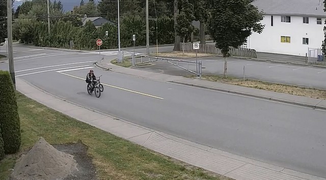 Человек едет по дороге не велосипеде
