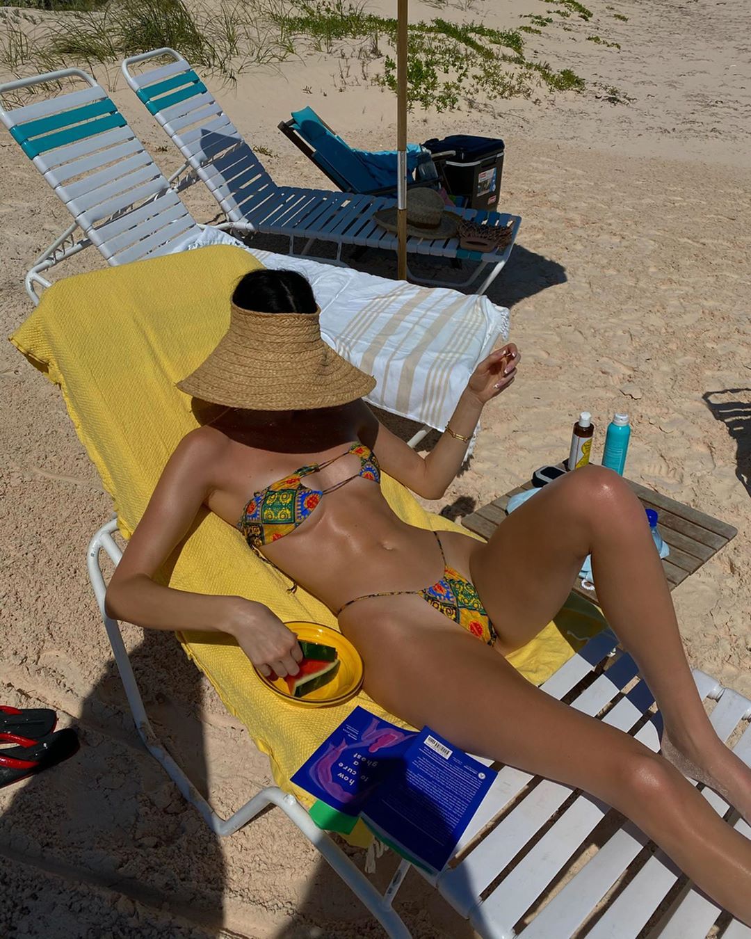 Купальник underboob или "бикини наоборот": на радость мужчинам на пляже (19 фото)