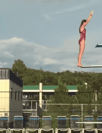 Неудачный прыжок девушки в бассейн