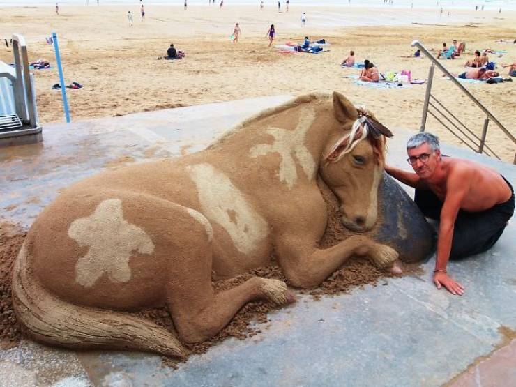 Лошадь из песка на пляже