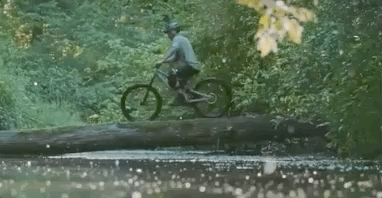 упал с велосипеда в воду