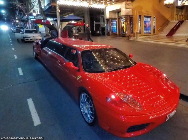 Яркий красный цвет лимузина Ferrari 360 Modenaна