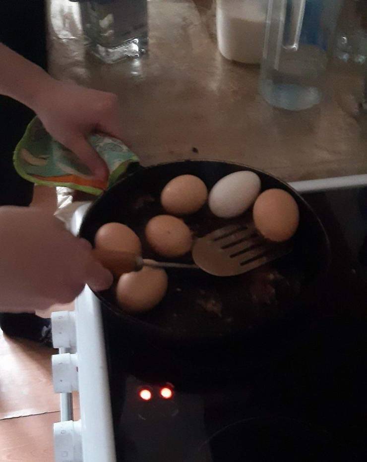 Странный способ приготовить яйца