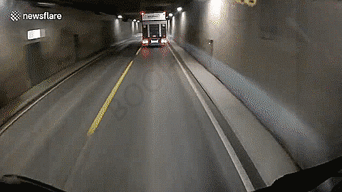 велосипедист мешает в тоннеле