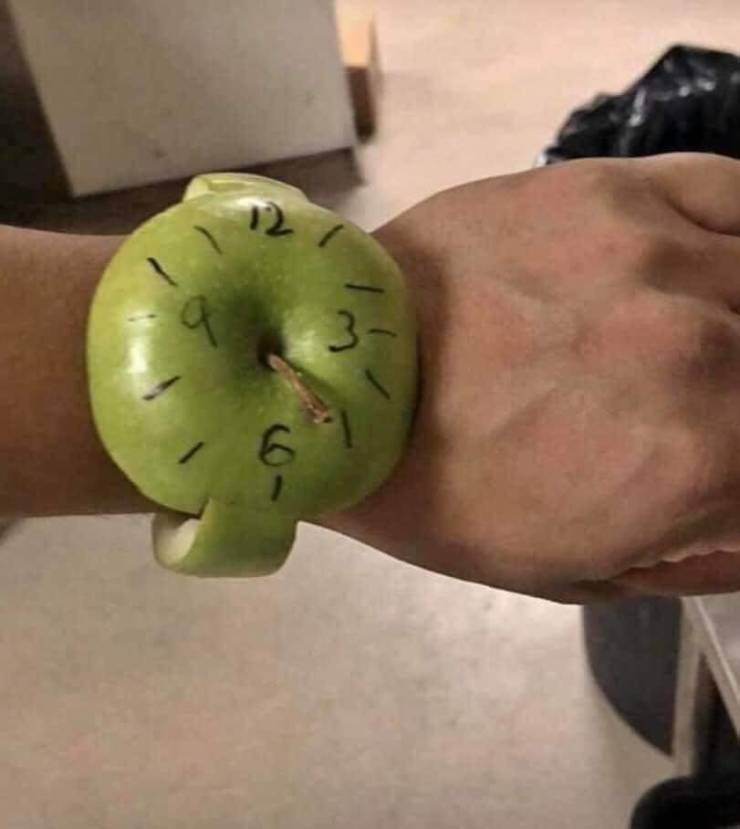 Часы Apple из яблока