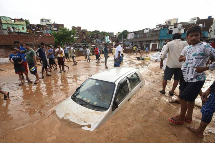 Утонувший во время наводнения автомобиль
