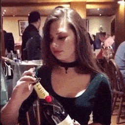 девушка открывает шампанское