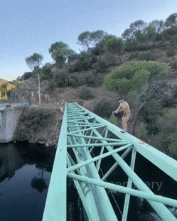 Неудачный прыжок на мосту и падение в воду