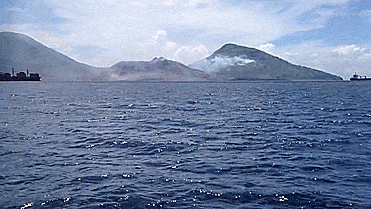 Взрывная волна во время извержения вулкана