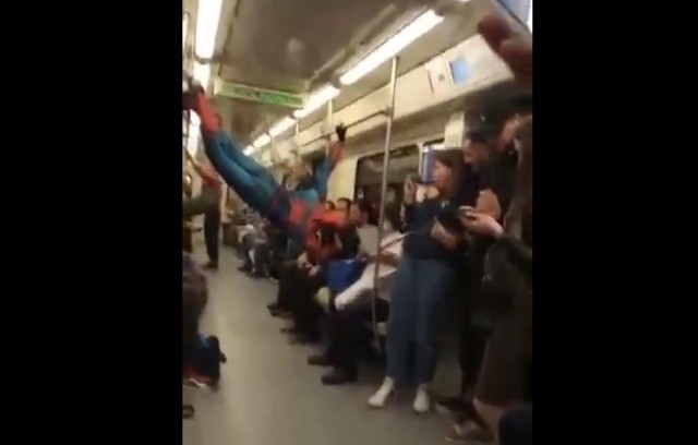 Очередной человек-паук в метро...