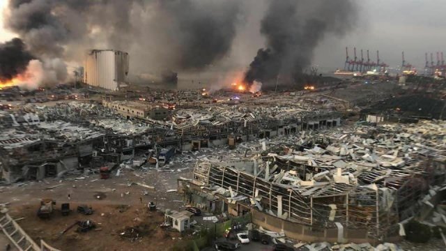 Последствия взрыва в порту Бейрута - кадры с улиц и из зданий (2 фото + 3 видео)