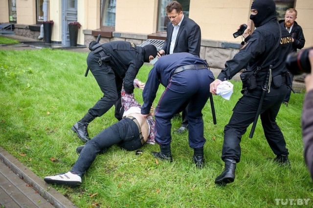 Силовики повалили студента Силовики повалили студента