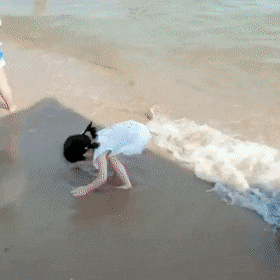 Ребенок рисует на песке