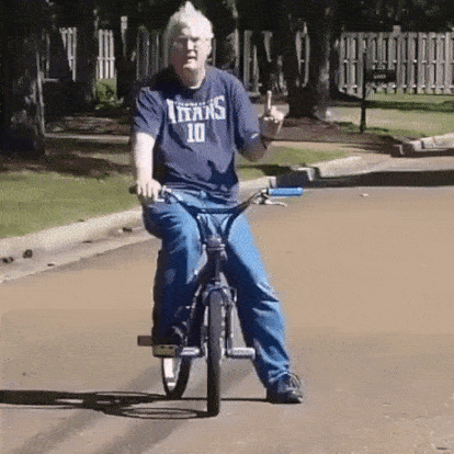Пожилой мужчина на велосипеде bmx