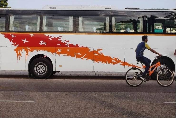 Велосипедист на фоне автобуса