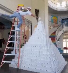 Пирамида из рулонов туалетной бумаги