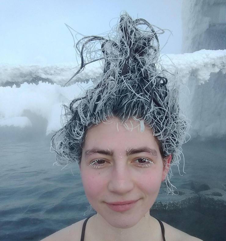 Замерзшие волосы на голове