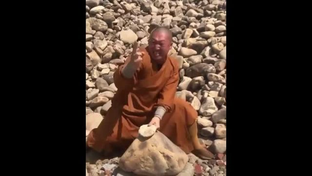 Монах Шаолиня ломает камни пальцами