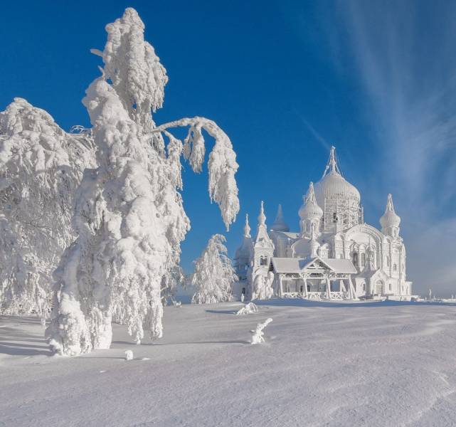 Заснеженная церковь на фоне природы