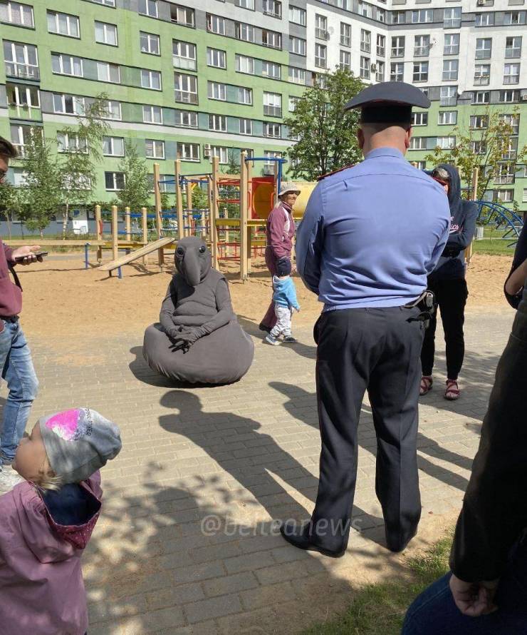 Ждун на детской площадке