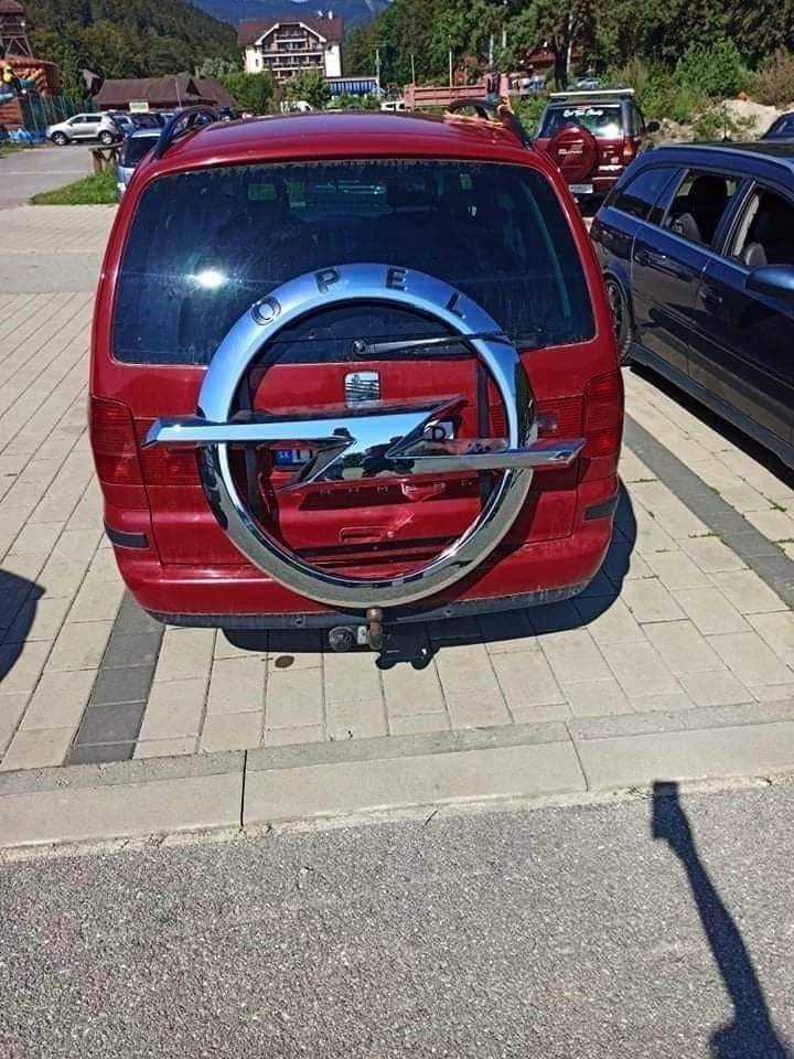 Огромный значок автомобиля