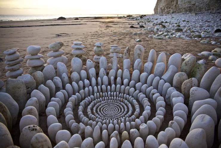 Скульптура из камней на пляже