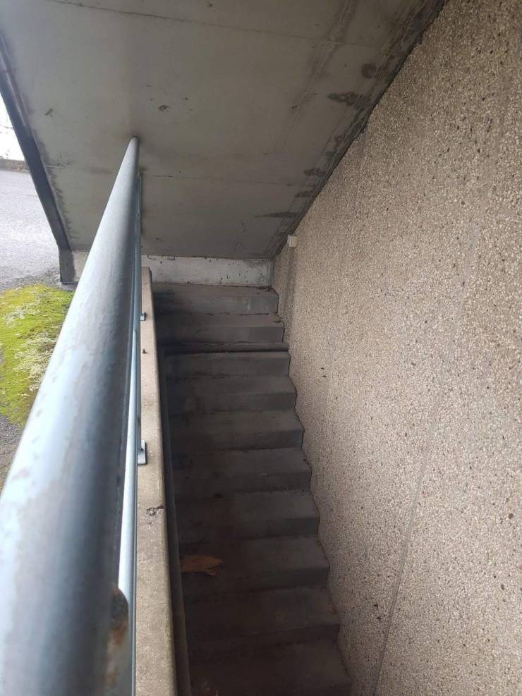 Странная лестница в подвал