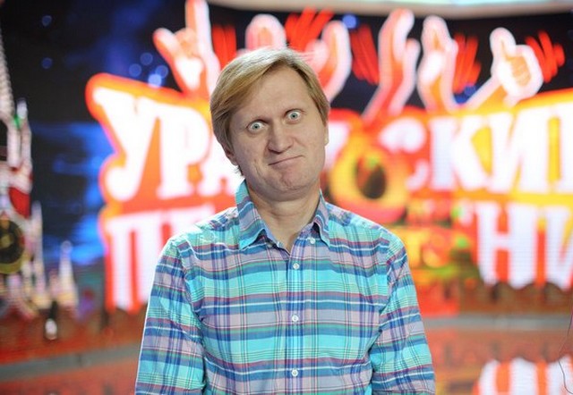 Андрей Рожков из "Уральских пельменей" в яркое цветной рубашке