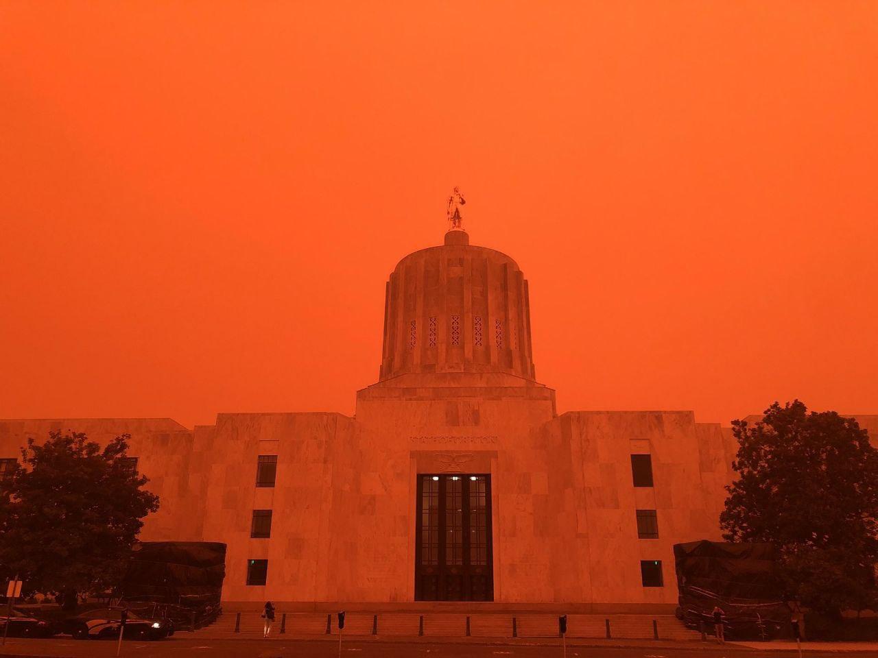 Это не апокалипсис, это дым от лесных пожаров в штате Орегон (15 фото + видео)