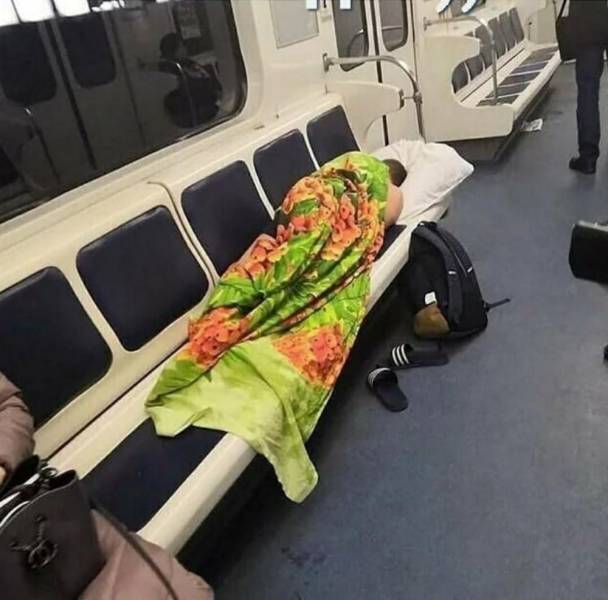 Пассажир метро спит на сидении