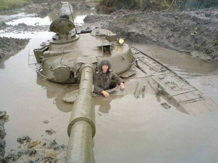 Застрявший в болоте танк