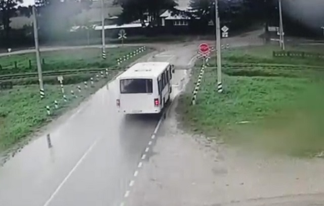 Автобус перед ж/д путями