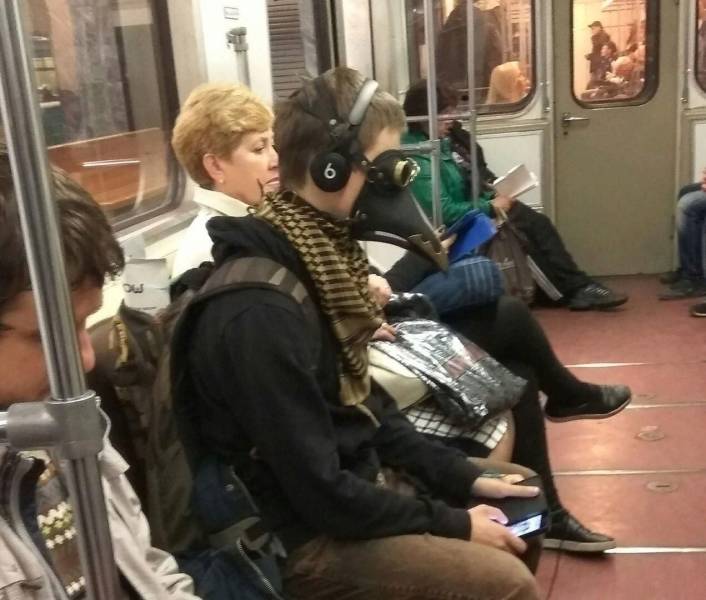 Парень в маске в метро